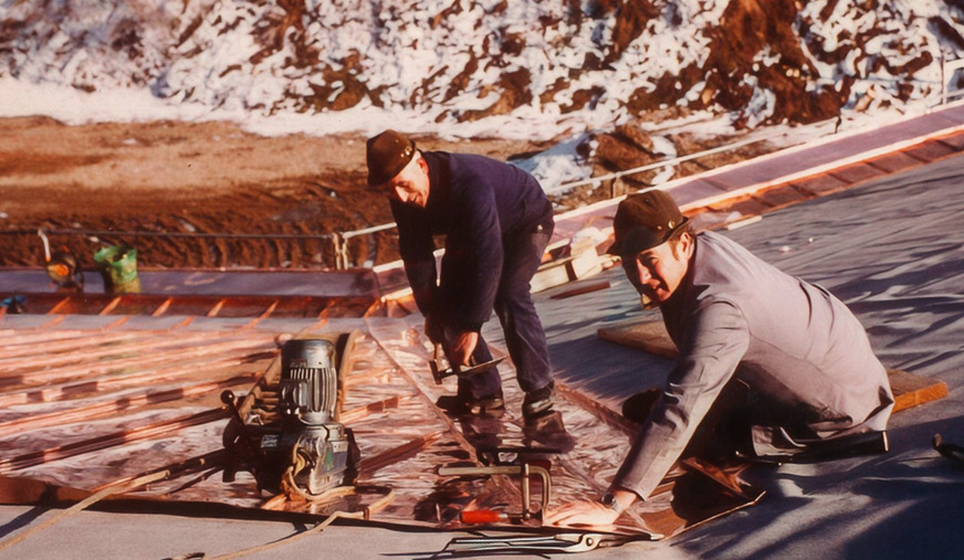 Dacharbeiten im Winter 1980/81: zu sehen Flaschnermeister Karl Drechsler † sowie Firmeninhaber und Flaschnermeister Wolfgang Stelzer †