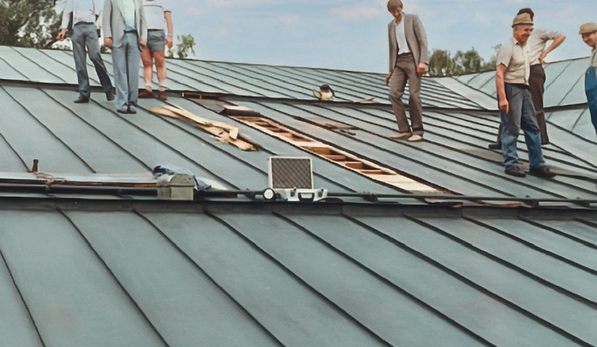 Bauteilöffnung im Jahr 1985 beim Ortstermin des Sachverständigen zur Tatsachenfeststellung. So wird auch heute noch vorgegangen