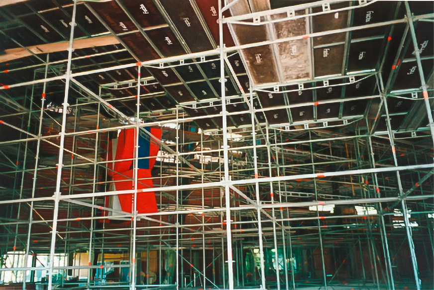 Die Sanierung von innen erforderte die komplette Einrüstung des Hallenbades bis zur Decke