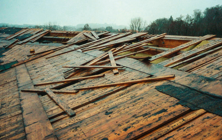 Beginn des Unheils: Am Pultfirst haben korrodierte Nägel der Dachschalung den Windsogkräften nicht standgehalten. Dem aufmerksamen ­Leser wird auffallen, dass hier die Schalungsbretter ­parallel zum Falzverlauf angebracht wurden. Dazu war in den Fachregeln damals nichts vermerkt. Heute ist diese Anordnung der Schalungsbretter nicht mehr zulässig