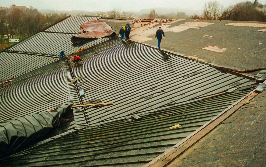 Am Pultfirst löste sich durch Windsogkräfte die Dachschalung. In der Folge wickelte sich dann die Kupfereindeckung wie bei einer Sardinenbüchse bis zum oberen Aufschiebling ein
