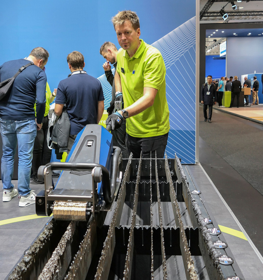 Euroblech-Premiere: Trumpf-Vertriebsleiter Philipp Herwerth stellt das TruTool TSC 200 vor