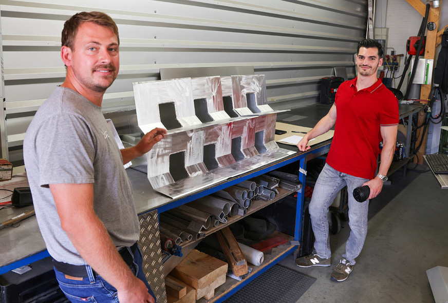 Am Beispiel geschweißter Flachdachspeier schildert Michael Lieb gegenüber David Greco die Vorteile durchgängiger Fertigungssoftware