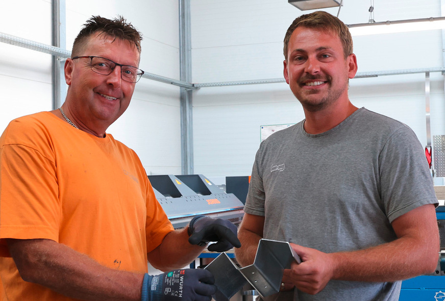 Blechner Rudolf Nowak und Chef Michael Lieb in der Werkstatt von Gogolin