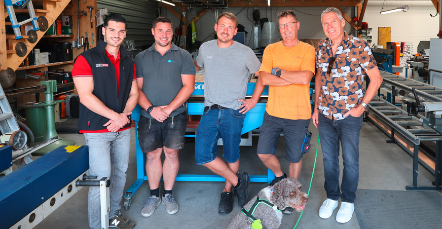 Netzwerkblechner in Aktion: David Greco (Gesacon), Christian Uetz (J. Schwär GmbH), Michael Lieb und Rudolf Nowak (beide Blechnerei Gogolin) und Andreas Buck (Chefredakteur BAUMETALL) mit Redaktionshund Henry