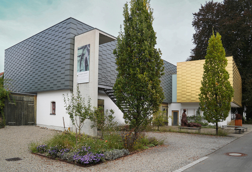 Das Gebäude der Ausstellungsräume mit historischer Werkstatt und ihrer Blechverkleidung