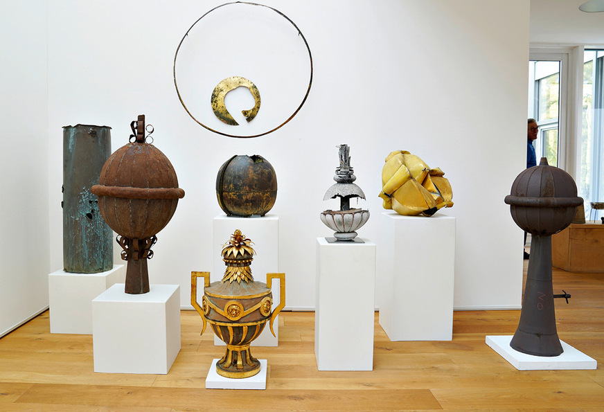 Sammlung alter Dachspitzen und Kirchturmkugeln