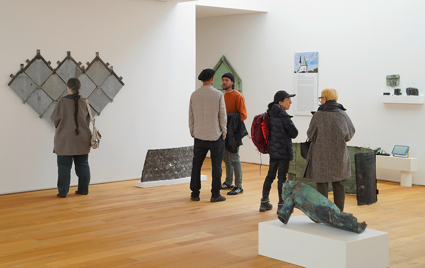 Ausstellung mit Besuchern und Wolfgang Huber (von hinten) im Gespräch