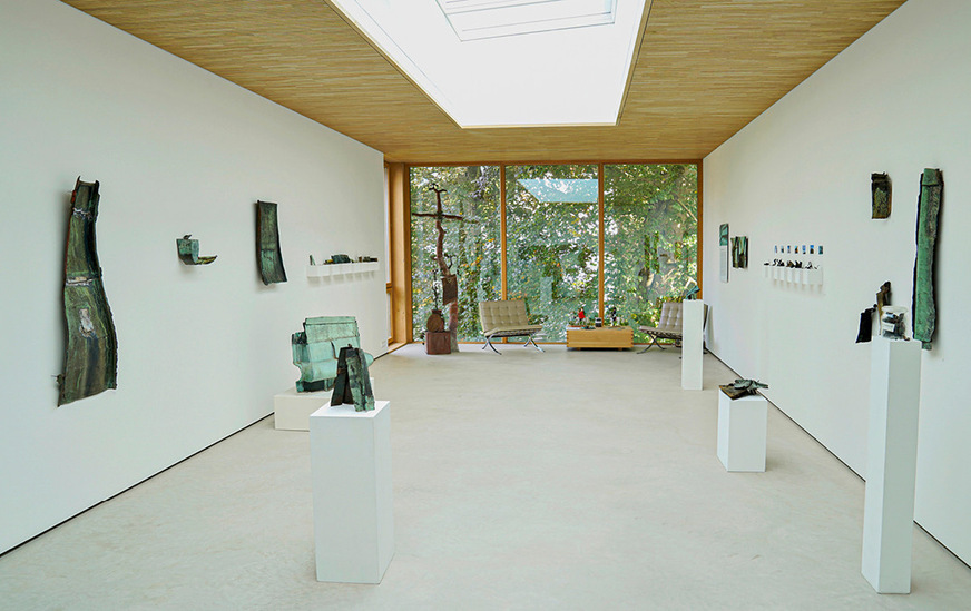 Ausstellung im Kabinett mit altem Familien-Grabkreuz