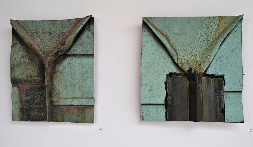 Falzdetail am Dach des Kirchenschiffs der Großherzoglichen Grabkapelle Karlsruhe von 1896 sowie rechts die unsachgemäße Reparatur der 1970er-Jahre nach Sturmschaden