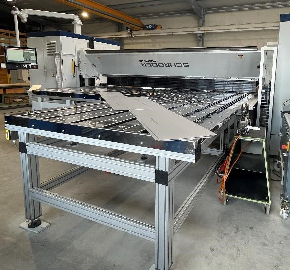 An der SPB Evolution UD können dann Up-and-Down-Biegewange auch große Bleche von einer Person bearbeitet werden, weil das Wenden für Gegenkantungen entfällt