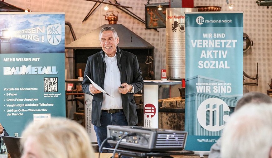 BAUMETALL-Chefredakteur Andreas Buck begrüßt die Gäste