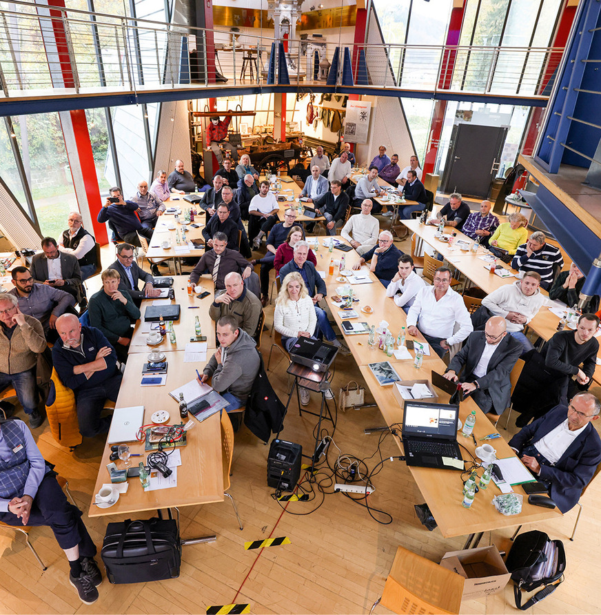 Die Teilnehmer der Zukunftswerkstatt Metallfassade erfuhren u. a., dass der Metallfasadenbau vor rund 75&nbsp;Jahren mit geprägten Blechplatten begann