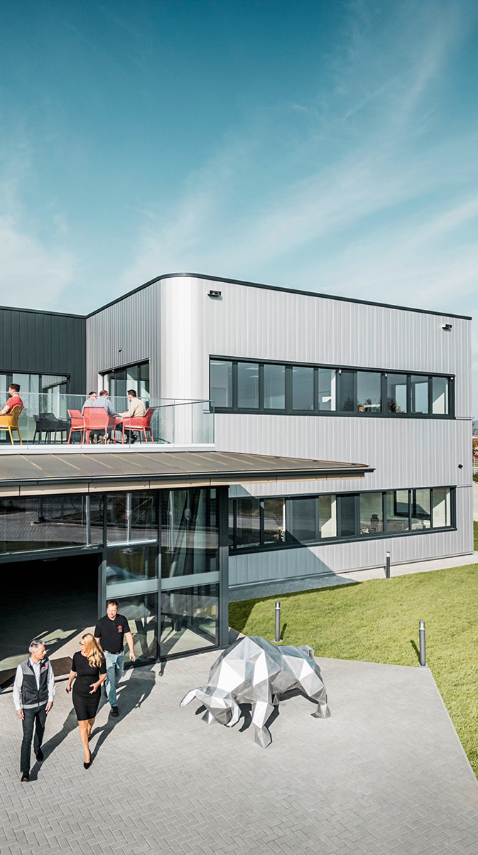  Judit Nemere zeigt Besuchern den neuen Firmensitz von Prefa in Ungarn