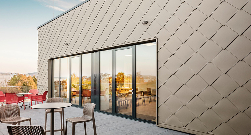 Stilvoll: Besucherterrasse vor der imposanten Wandrauten-Fassade