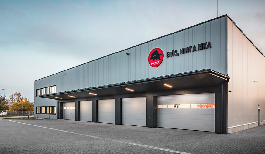 Praktisch: Anlieferung und Auslieferung erfolgen an diversen überdachten Toren