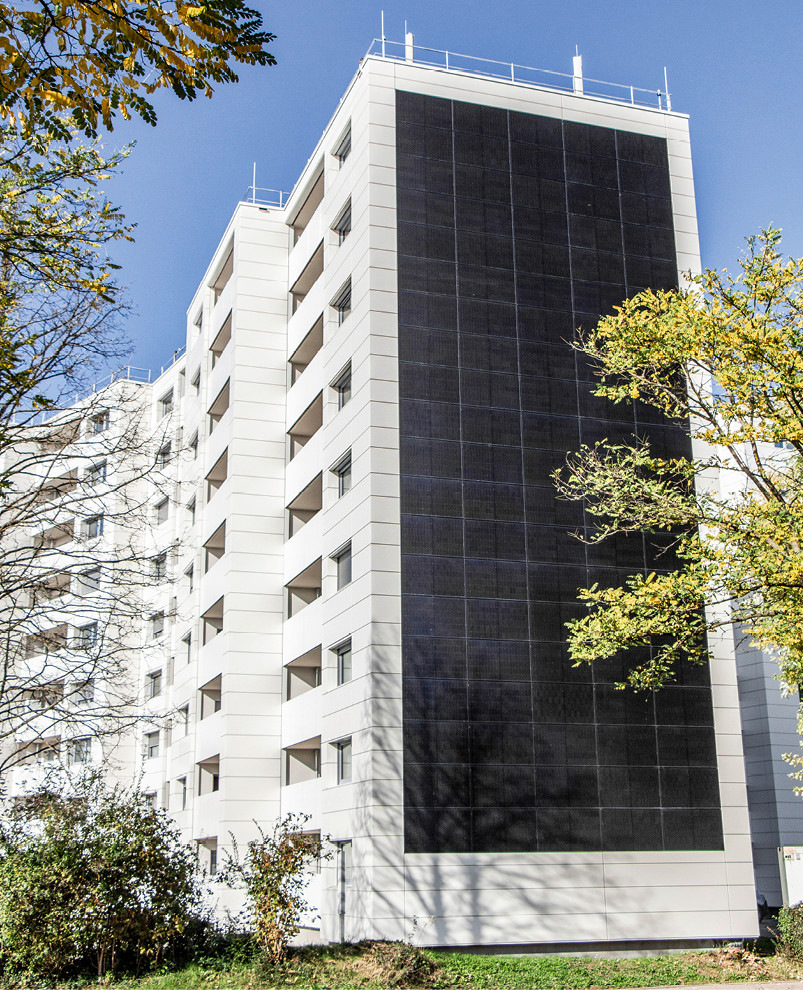 Schöne Siding-Fassade mit flächenbündig integrierten Photovoltaikmodulen