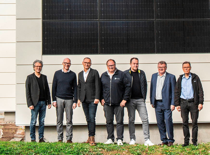 Auftraggeber, Planer und Ausführende sind zufrieden: Insgesamt kamen 1600 m² Pro+-Siding-Fassade, 1800 m² Aluminiumverbundplatten und 200 m² Photovoltaikfassade zum Einsatz