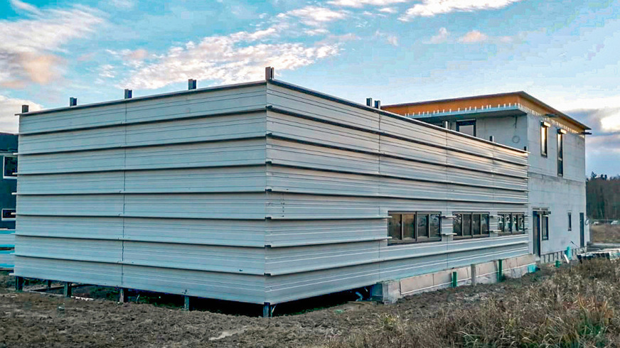 Die Halle ist in Stahlbauweise errichtet worden – der angrenzende Wohn- und Bürobereich in Massivbauweise