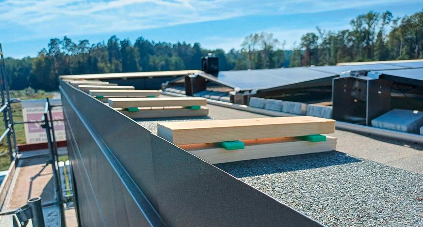 Die aufgedoppelte Attika-Unterkonstruktion führt die Hinterlüftungsebene auf die Flachdachinnenseite