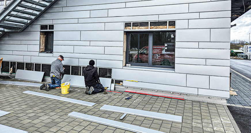 Der Fassadenbereich besteht aus Paneelen in Silber bzw. dem dunklen Hausgrau Pearls