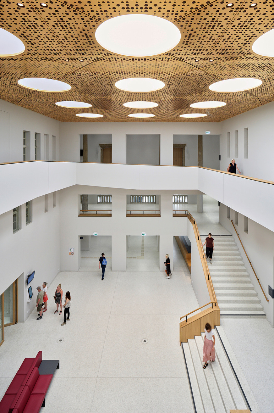 Das Atrium verbindet die Eingangsebene mit dem zweiten Obergeschoss durch eine neue, großzügige Treppenanlage