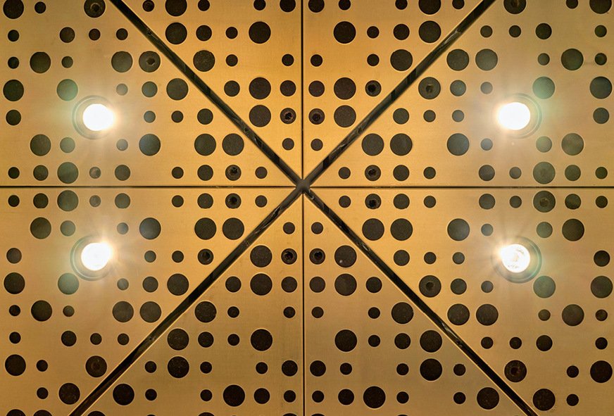 Unterschiedliche Lochungen und Fugenbreiten verleihen den Deckenkassetten eine spezielle Struktur