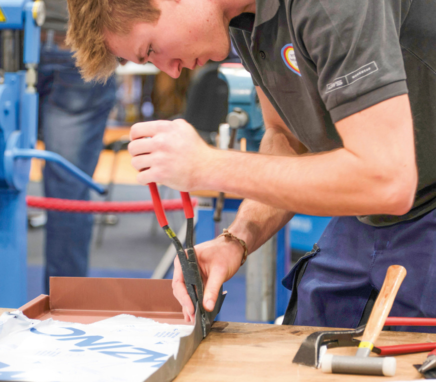 Deutscher Meister des Klempnerhandwerks: Quentin Gramm beim Faltenziehen