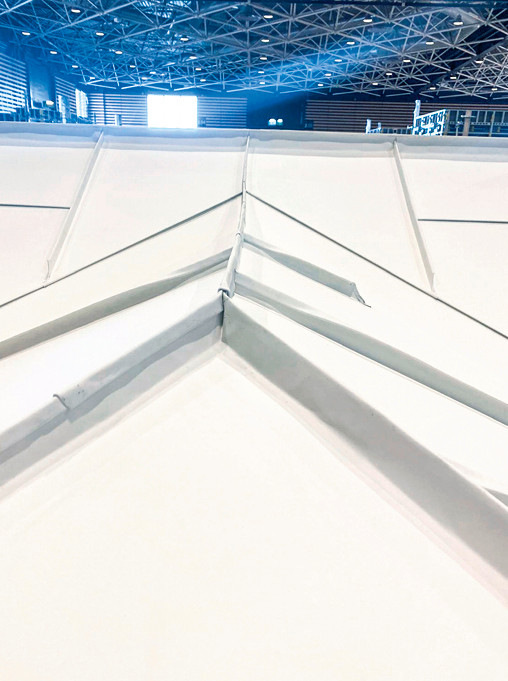 Knotenpunkt: der Übergang der Gratflächen in den First. Dieses Detail erfordert Fingerspitzengefühl