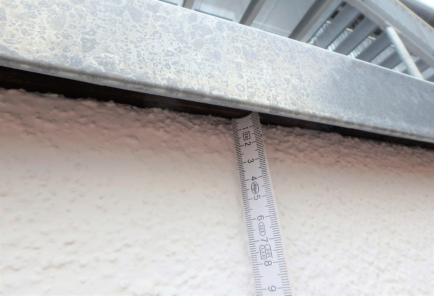 Ab der Putzkante wird das Maß h2 gemessen. Obwohl die Profilabkantung über 50 mm beträgt, ist die Höhe der Tropfkante mit nur 20 mm zu gering