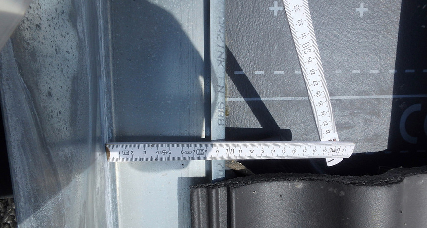 Diese Seitenkehle ist zu schmal, wenn der Ziegel nicht näher als 40 mm an die senkrechte Aufkantung gedeckt und die Mindestüberdeckung von 100 mm eingehalten werden soll