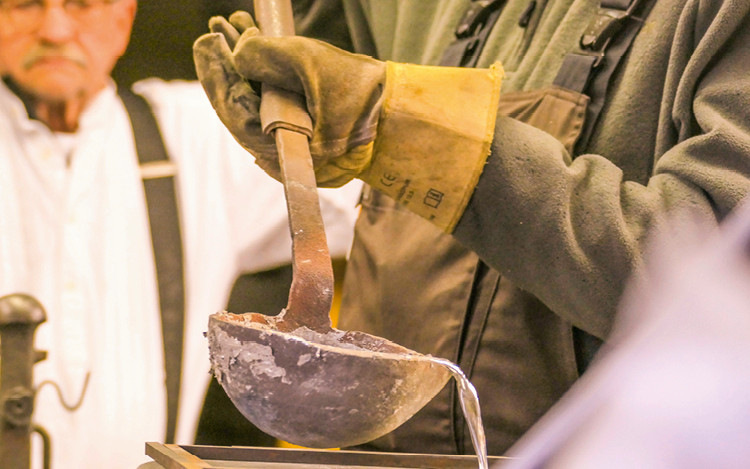 Bevor der Becher aufgezogen werden kann, muss das Zinn gegossen und gewalzt werden