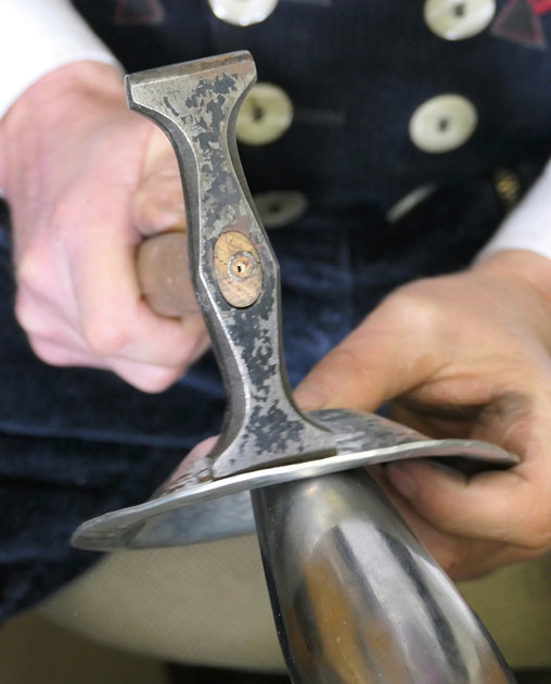 Auf dem Sperrhaken wird der Korpus mit dem Schweifhammer vom Boden zur Öffnung aufgezogen