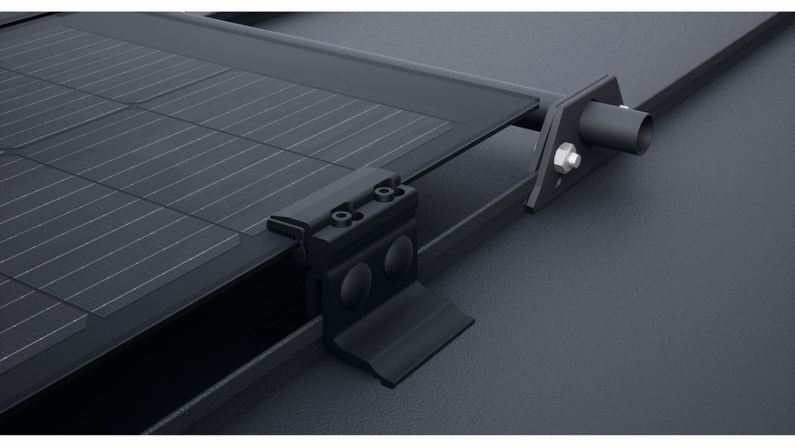 Neben der Solardachplatte und dem neuen Prevario 3.S Solarmontagesystem gibt es eine weitere Photovoltaik-Errungenschaft: das Solarmodul Prefalz