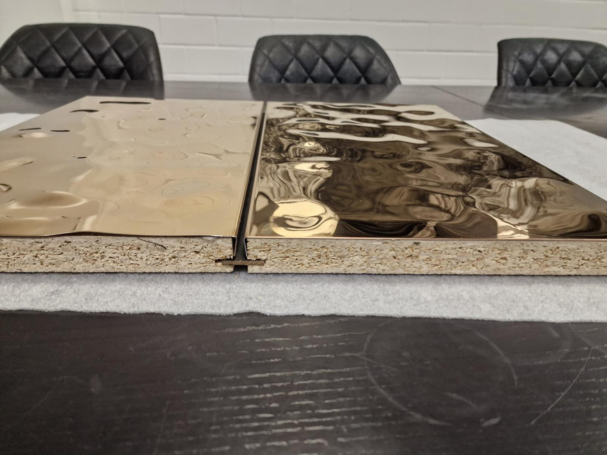 Strukturierte Edelstahlbleche auf Spanplatten mit durchgehender Verbindungsleiste