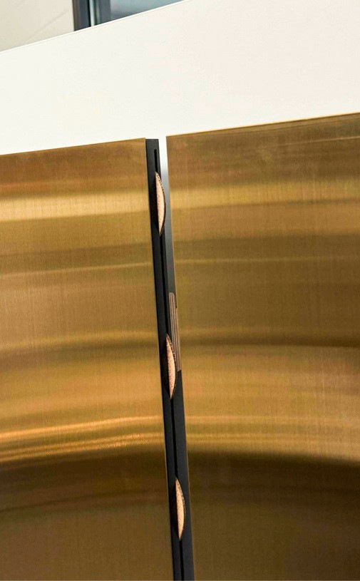 Der Plattenstoß erfolgt nach Tischlerart mit Flachdübeln (Lammellos) oder Verbindungsleisten