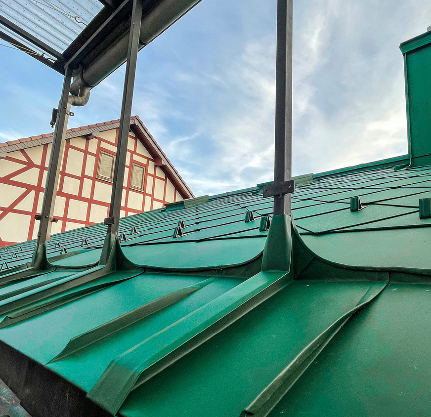 Neben einer sicheren Einfassung spielte die Ableitung des anfallenden Niederschlagwassers und die ­Ausdehnung an den statischen Pfosten eine wichtige Rolle bei der Detaillösung