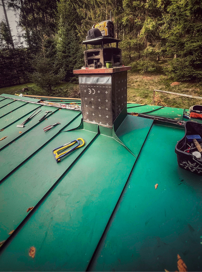 Um das Material nicht zu ­zerkratzen, setzt der Spenglermeister auch bei Schornsteineinfassungen auf Schonwerkzeuge