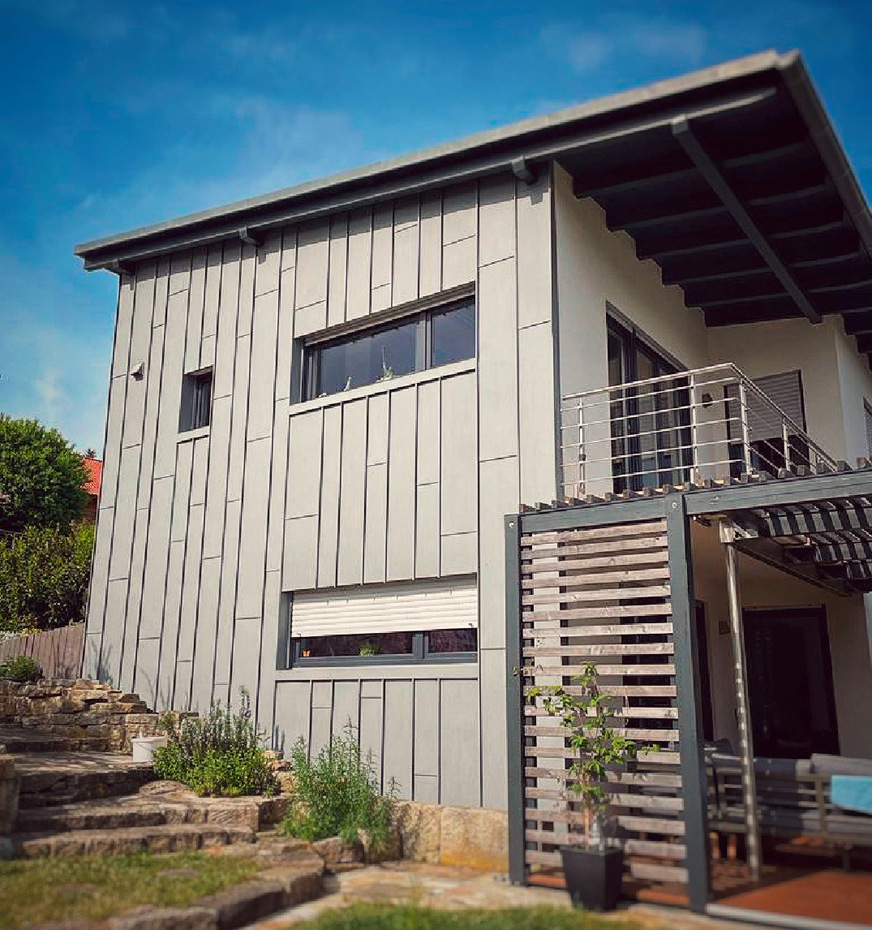 Formschöne Sanierung: Diese dynamische Winkelstehfalzfassade durfte der Bauherr mitgestalten