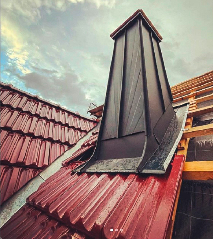 Formschön – eine gefalzte Schornsteineinfassung mit detailliert gestaltetem Mantel