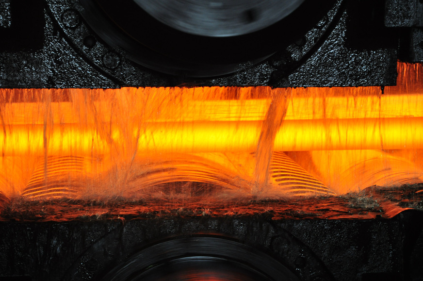 Das Walzgut im Vorgerüst wird durch den Walzspalt bewegt