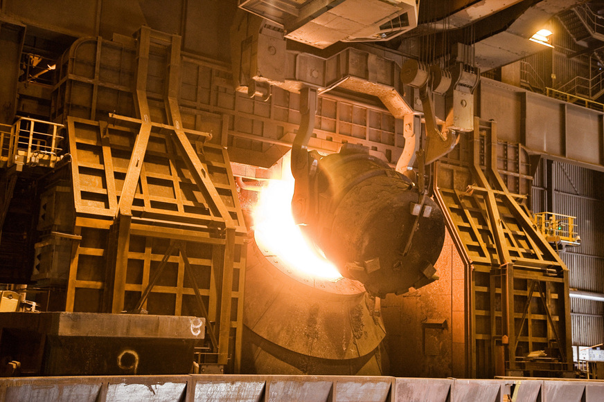 Ein Konverter des Stahlwerks der Dillinger Hütte beim Befüllen mit Roheisen