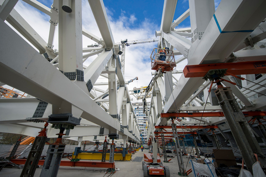 Die vormontierten Komponenten wurden mit einem 600-Tonnen Raupenkran über das Stadion gehoben