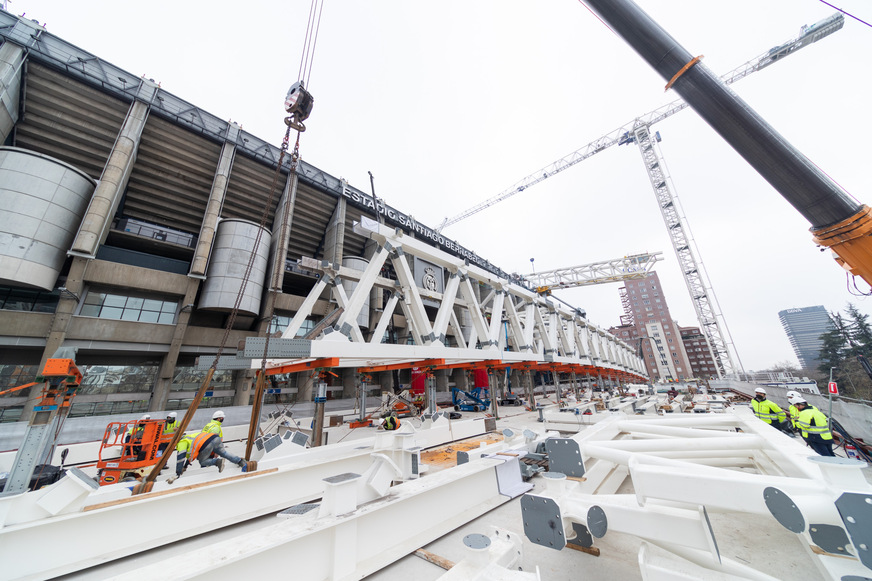 Die Vormontage der Trägerkonstruktion erfolgte auf einer Plattform vor dem Stadion.