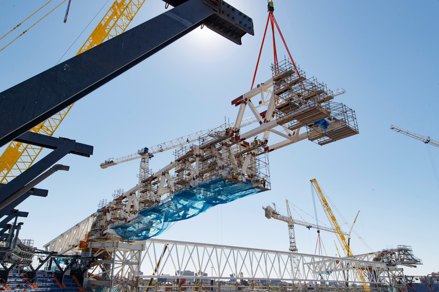 Die vormontierten Komponenten wurden mit einem 600-Tonnen Raupenkran über das Stadion gehoben