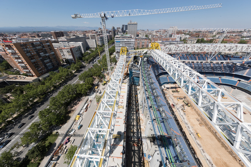 Die je 6 Meter breiten Hauptträger wurden in das Stadion gehoben und miteinander zu ihrer Spannweite von 176 Metern verschraub