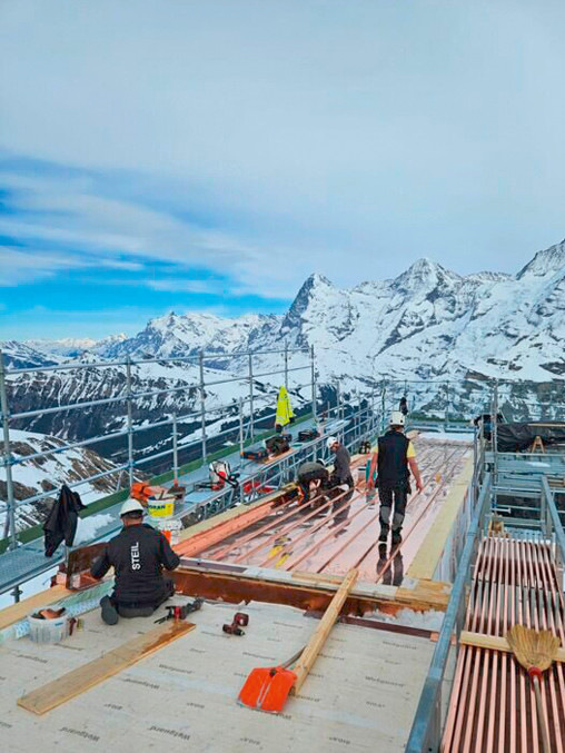Schnee weg, Blech drauf: Besen und Schaufel sind zwei überaus wichtige Hilfsmittel