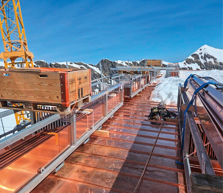 Materiallagerplatz auf einer fertigen Stehfalzdachfläche