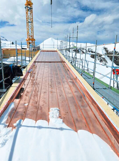 Das schmale Kupferdach erinnert an eine Kegelbahn