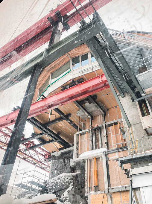  Blick ins offene Herz bzw. direkt unter das drehbare Restaurant am Piz Gloria